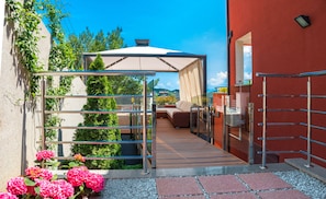 Un'area salotto all'aperto riparata, con vista sulla città.