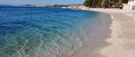 In Strandnähe, Liegestühle, Strandtücher