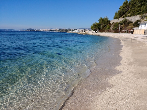 In Strandnähe, Liegestühle, Strandtücher