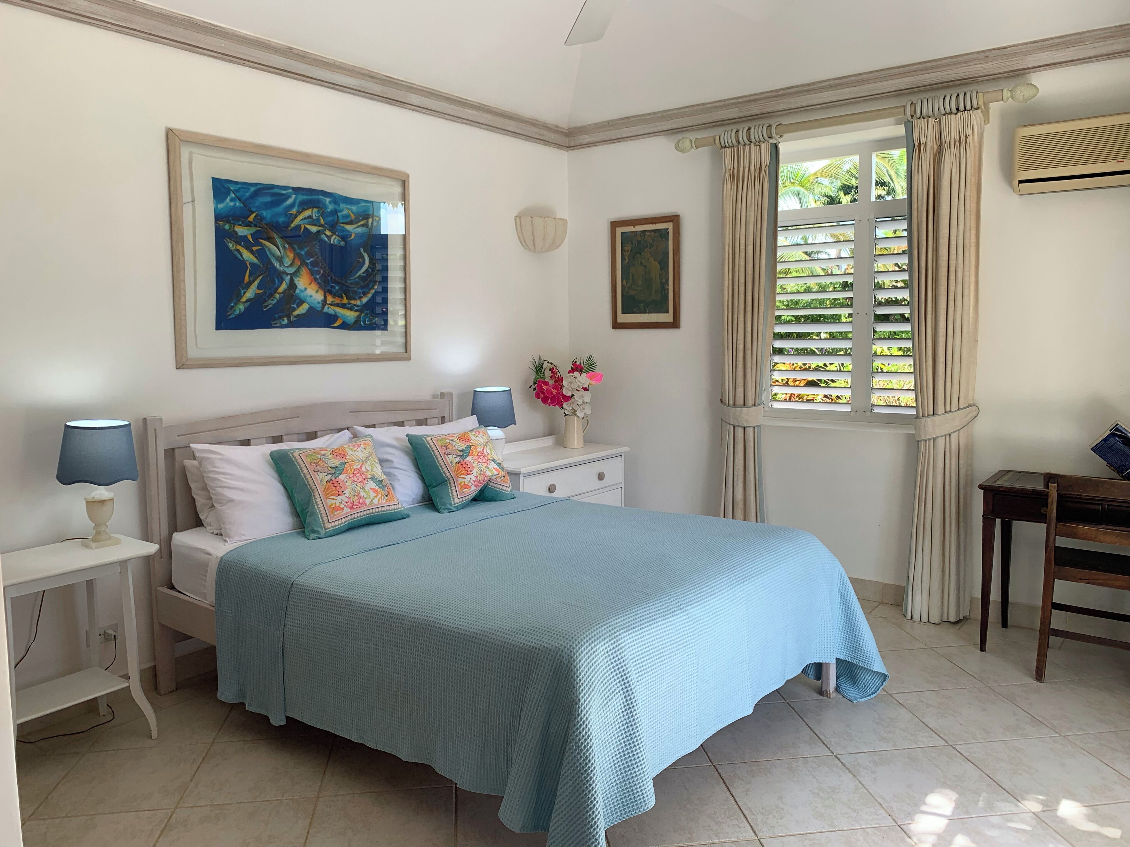 4 habitaciones, caja de seguridad en la habitación y escritorio 