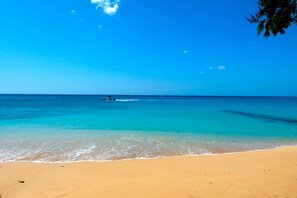 Ubicación cercana a la playa, tumbonas y toallas de playa
