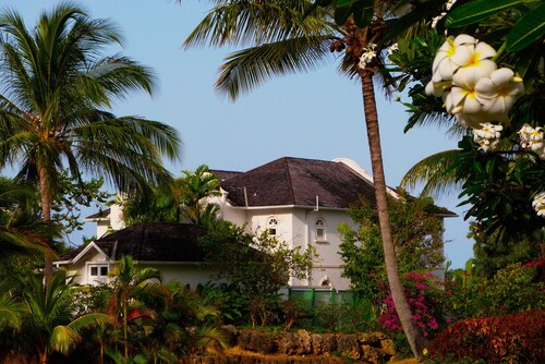Lovely Sea-View Villa near Beach - Hot Tub, Padel, Tennis, Gym, Pools..