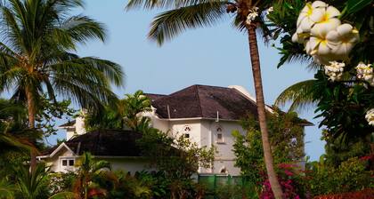 Lovely Sea-View Villa near Beach - Hot Tub, Padel, Tennis, Gym, Pools..