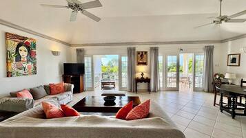 Una Smart TV, Netflix, un reproductor de DVD, una mesa de tenis de mesa