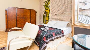 Iron/ironing board, free WiFi, bed sheets