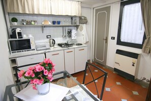 Fridge, microwave, stovetop, coffee/tea maker - Santa Croce Studio in the historic center (Firenze)