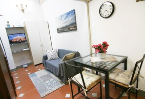 TV, books - Santa Croce Studio in the historic center (Firenze)