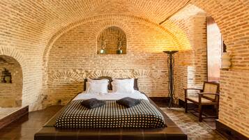 In-room safe, iron/ironing board, free WiFi, bed sheets