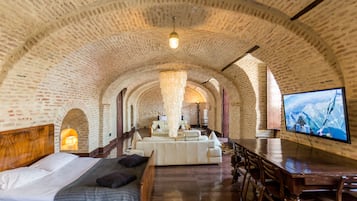 Caja de seguridad en la habitación y tabla de planchar con plancha