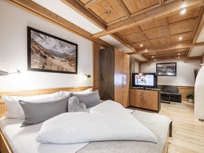 4 عدّة غرف نوم ومكتب ومكواة/لوح كي وسرير سفر