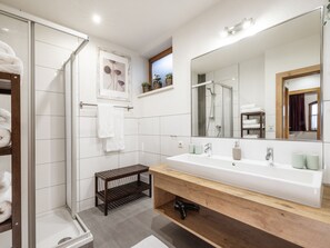 Douche, séchoir à cheveux, serviettes fournies