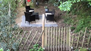 A patio area with outdoor furniture and a wooden fence. - DOUBLE ROOM  (Molina di Quosa-rigoli)