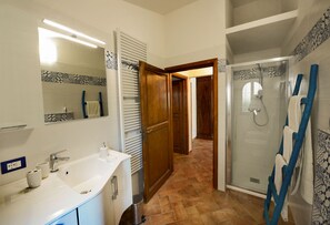 Dusche, Haartrockner, Bidet, Handtücher