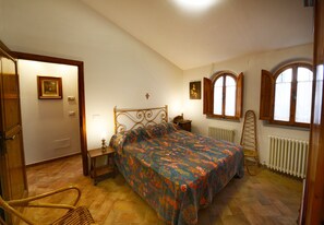 2 habitaciones, escritorio y tabla de planchar con plancha