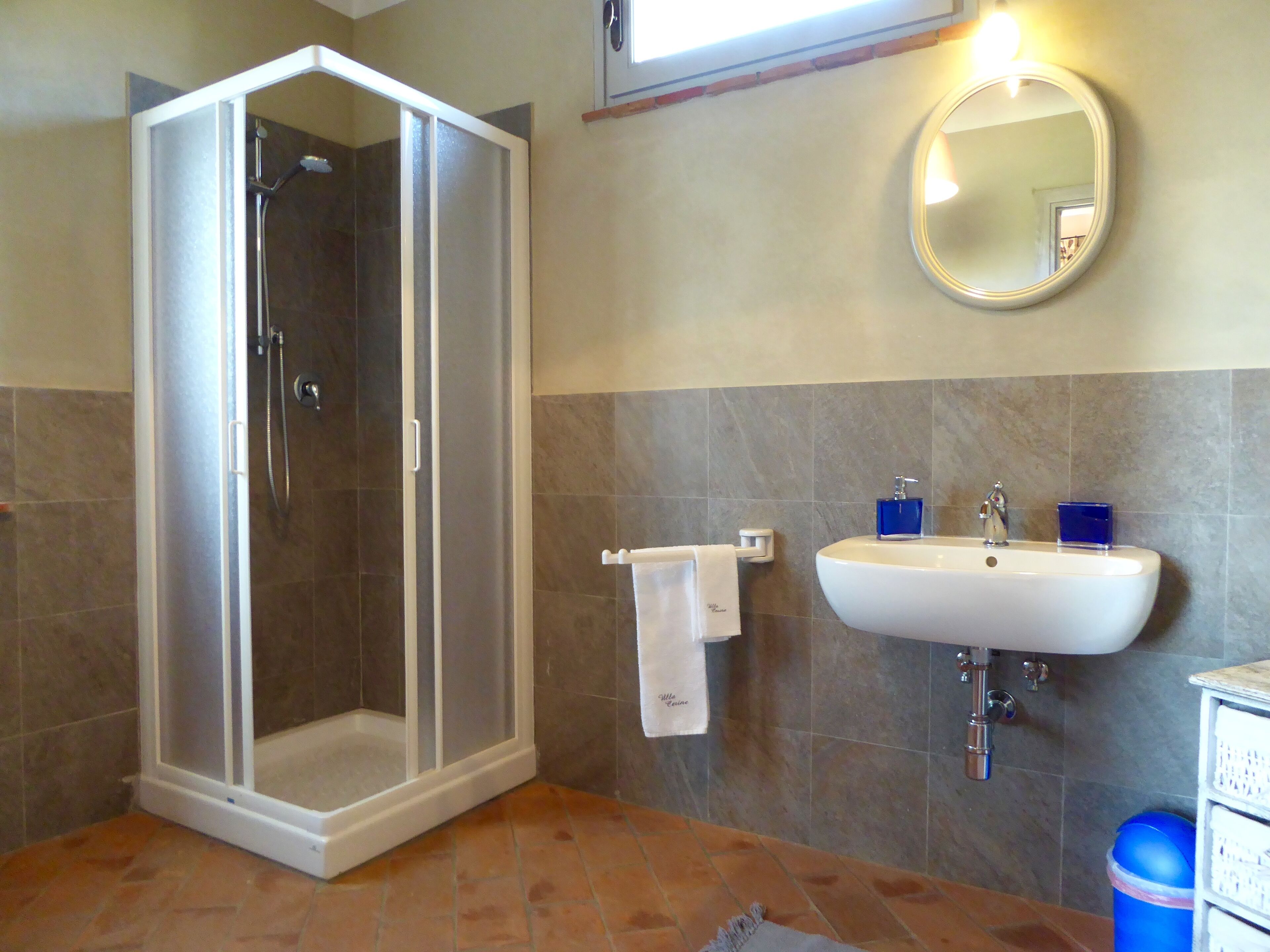 Vasca, vasca idromassaggio, asciugacapelli, bidet
