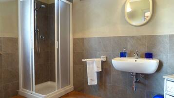 Vasca, vasca idromassaggio, asciugacapelli, bidet