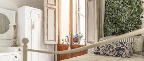 3 chambres, fer et planche à repasser, lit de bébé portatif