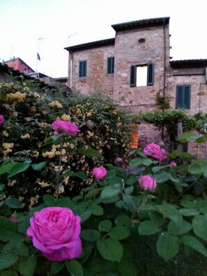 Exterior detail - Historic residence with garden near Assisi (Petrignano)