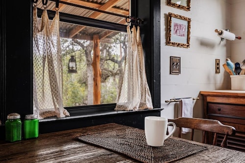 The Moonshiner Cabin: Prohibitions-Ära mit einem Schuss Steampunk * Hot Tub *