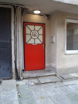 Exterior detail - Quiet & Spacious apartment  close to attractions,shops,banks,public market  (Varna)