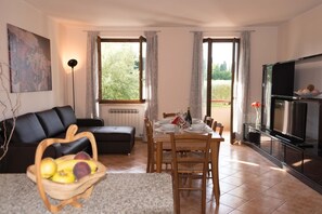 Een smart-tv en boeken