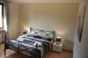 2 slaapkamers, een strijkplank/strijkijzer, reisbedje, wifi