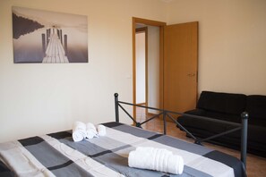 2 makuuhuonetta, silitysrauta/-lauta, vauvan matkasänky, Wi-Fi