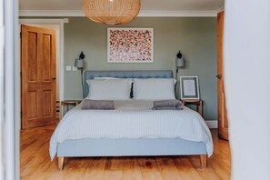 5 Schlafzimmer, Schreibtisch, Bügeleisen/Bügelbrett, Reisekinderbett