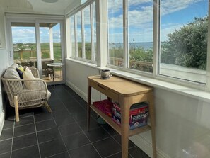 Televisie, een open haard, videospelletjes en een dvd-speler