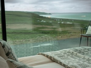 5 室のベッドルーム、デスク、アイロン / アイロン台、旅行用ベビーベッド