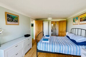 5 室のベッドルーム、デスク、アイロン / アイロン台、旅行用ベビーベッド