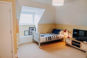 5 quartos, escrivaninha, ferros/tábuas de passar roupa, berço de viagem