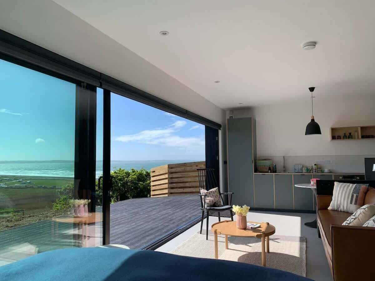 Televisión, chimenea, videojuegos y reproductor de DVD 