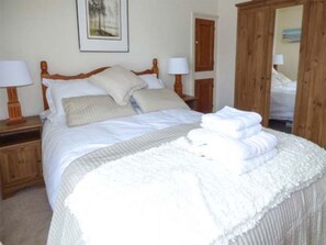 3 bedrooms, iron/ironing board, travel cot, free WiFi - Victorian Cottage with Garden in Tenby, Near to the Beach and Town Centre. (Tenby)