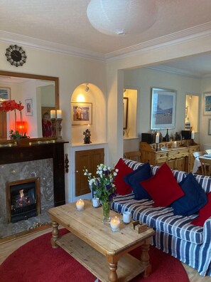 Smart TV, fireplace, DVD player, books