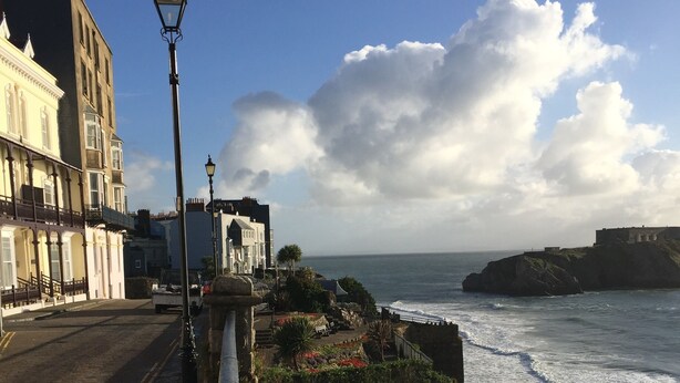 A coastal promenade with a stone wall, a lamp post, and buildings along the edge. - Victorian Cottage with Garden in Tenby, Near to the Beach and Town Centre. (Tenby)