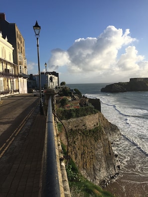 A coastal promenade with a stone wall, a lamp post, and buildings along the edge. - Victorian Cottage with Garden in Tenby, Near to the Beach and Town Centre. (Tenby)