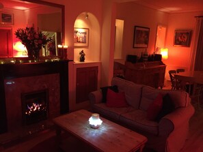 Smart TV, fireplace, DVD player, books - Victorian Cottage with Garden in Tenby, Near to the Beach and Town Centre. (Tenby)