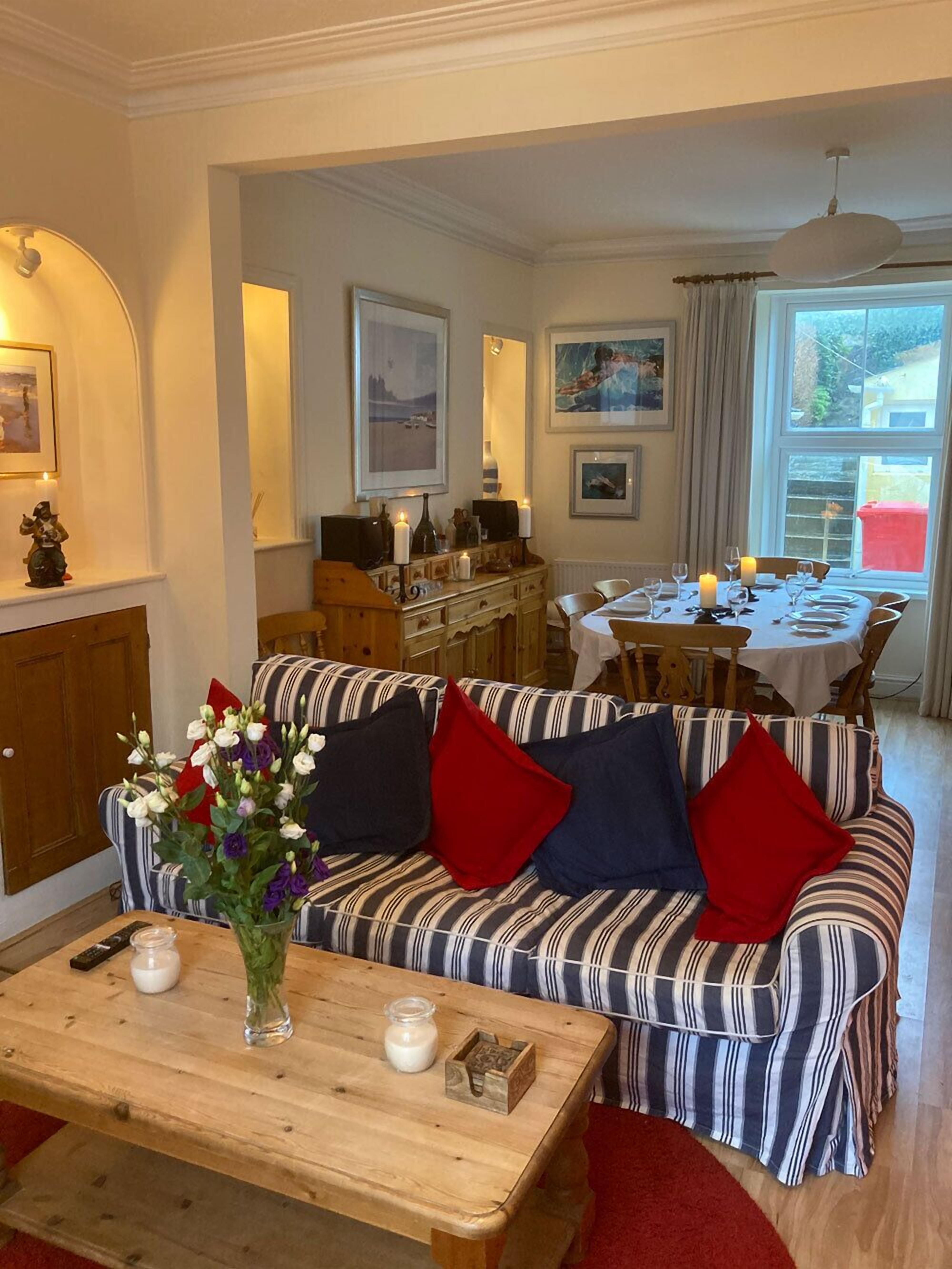 Smart TV, fireplace, DVD player, books