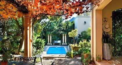 Petit Plaisir! Romantic Garden Cottage With Beautiful Mountain Views