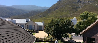 Stylish beach house cottage in perfect location with private pool ( 2- 6 people)
