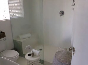 Bathtub, hair dryer, towels - Stylish beach house cottage in perfect location with private pool ( 2- 6 people) (Hermanus)
