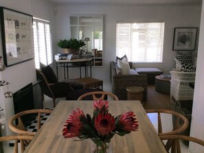 TV, fireplace, books - Stylish beach house cottage in perfect location with private pool ( 2- 6 people) (Hermanus)