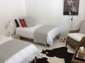 3 bedrooms, iron/ironing board, WiFi, bed sheets - Stylish beach house cottage in perfect location with private pool ( 2- 6 people) (Hermanus)