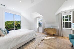 4 bedrooms, in-room safe, desk, iron/ironing board