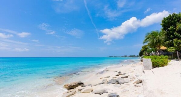 Beach nearby, sun loungers, beach towels