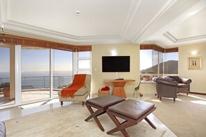 Smart TV, lareira, livros, impressoras