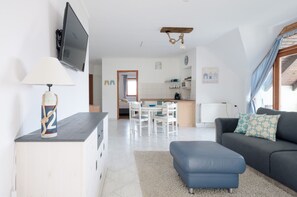 Televisión y chimenea 