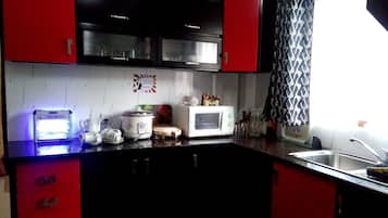 Refrigerador, microondas, parrilla de estufa y tetera eléctrica