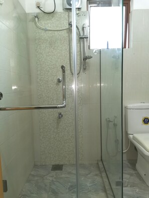 Douche, sĂšche-cheveux, bidet, serviettes fournies